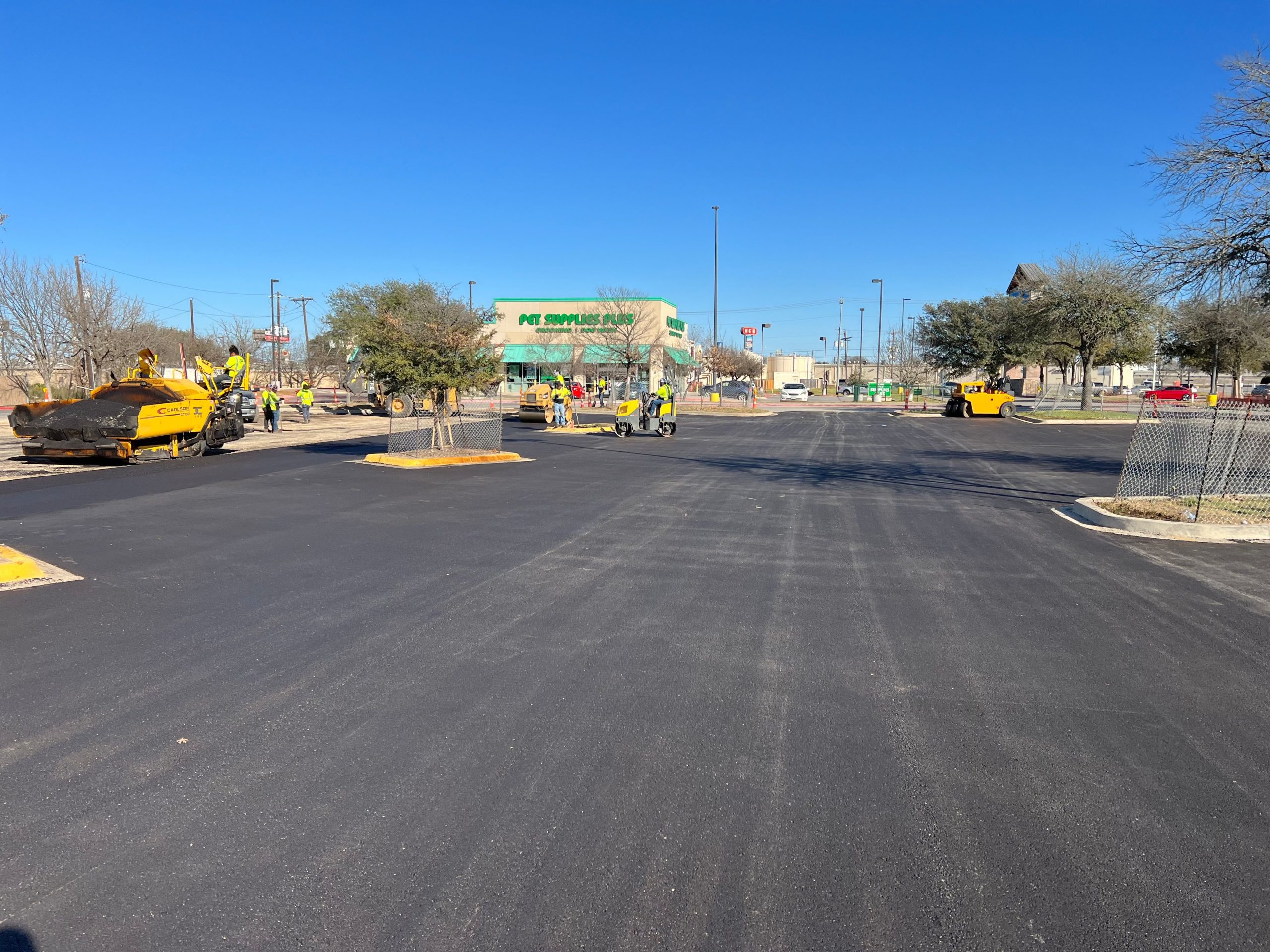 Read more about the article What Does a Well-Maintained Asphalt Parking Lot Look Like?