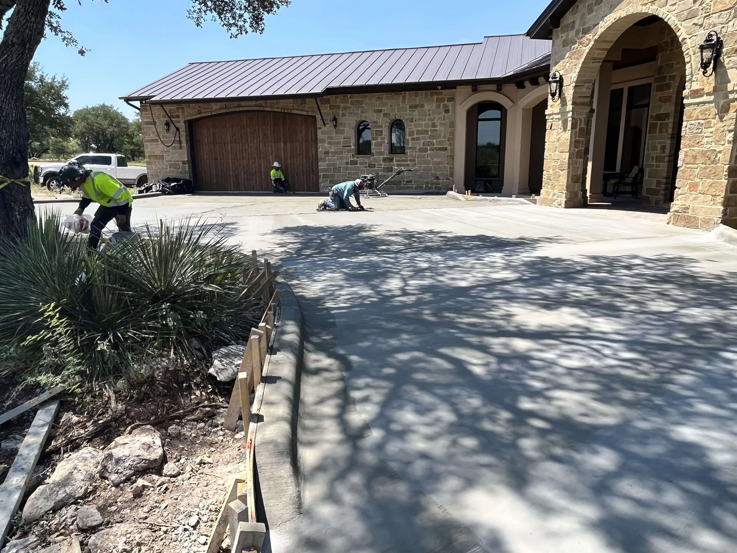 Read more about the article What Types of Concrete Curbs Are Available in Austin?